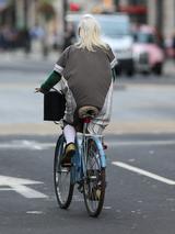 画像2: 自転車をこぐヴィヴィアン・ウエストウッドの後ろ姿が76歳じゃない