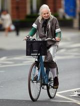 画像1: 自転車をこぐヴィヴィアン・ウエストウッドの後ろ姿が76歳じゃない