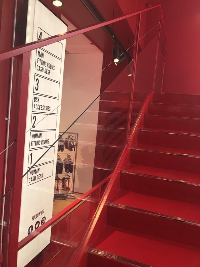 画像3: とにかく真っ赤!