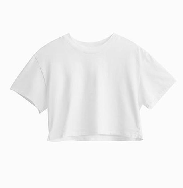 画像3: ヴィクシーモデルが提案、秋カラーを取り入れた白Tシャツの着こなし