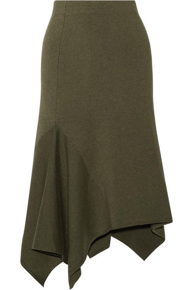 画像4: ヴィクシーモデルが提案、秋カラーを取り入れた白Tシャツの着こなし