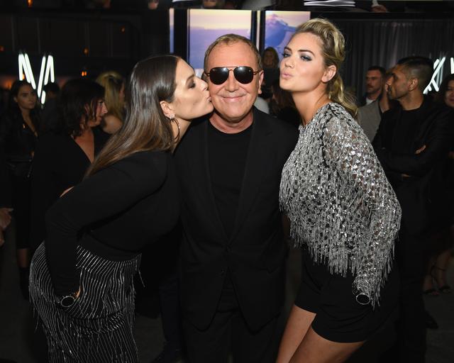 画像: マイケル・コースにキスするアシュレイ・グラハムとモデルのケイト・アプトン