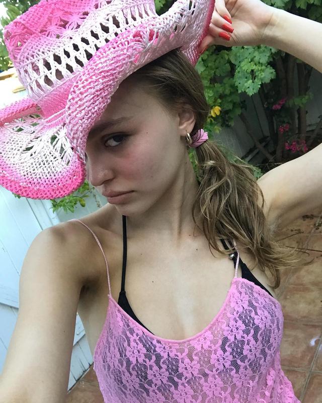 画像1: ジョニデ娘、18歳のリリー・ローズ・デップ横から胸をチラリ