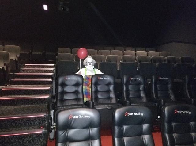 画像2: 映画館にあのピエロが…!