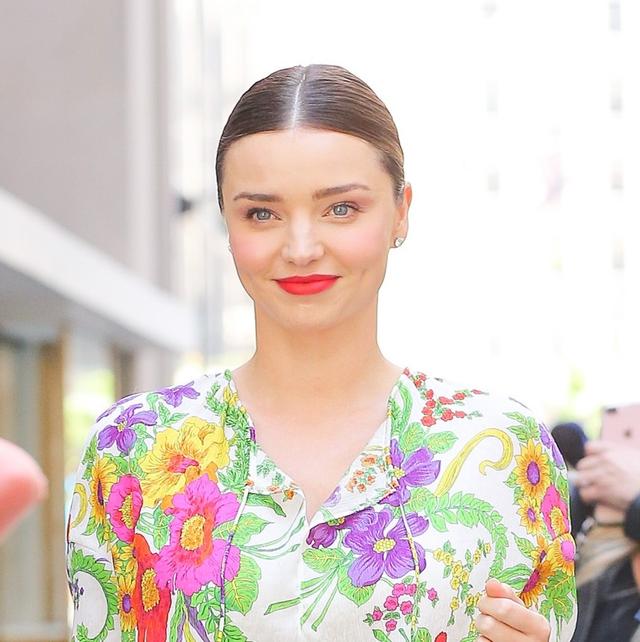 画像3: ミランダ・カー、花柄トップスの華やかコーディネートで注目を集める