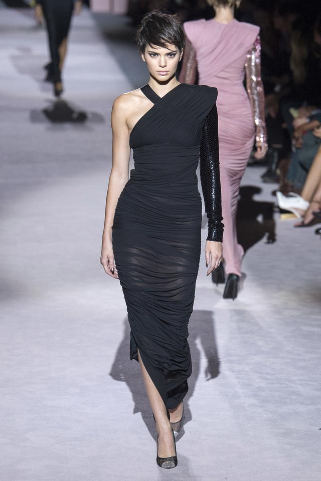 画像: Tom Fordのランウェイを歩くケンダル。