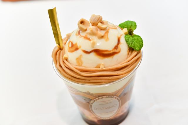 画像: サクサクのパイ生地と洋梨のゼリーを忍ばせ、たっぷりのモンブランクリームでデコレーションされたパフェ。