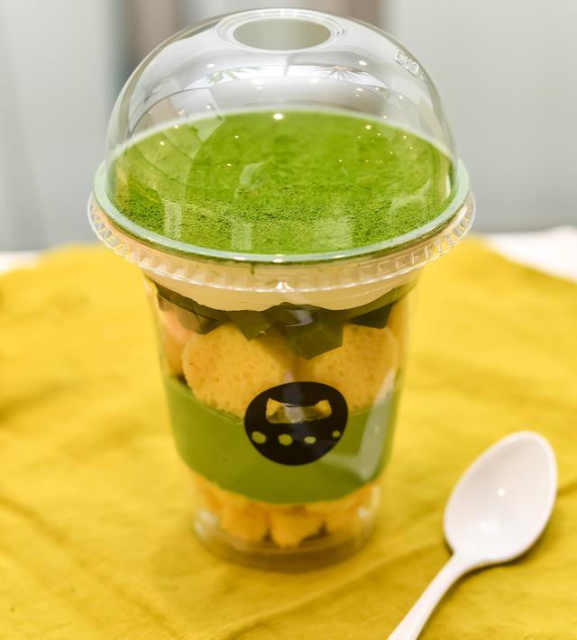 画像: 程よい甘みの小倉餡とほんのりとした渋みの抹茶アイスが溶け合う抹茶パフェ。