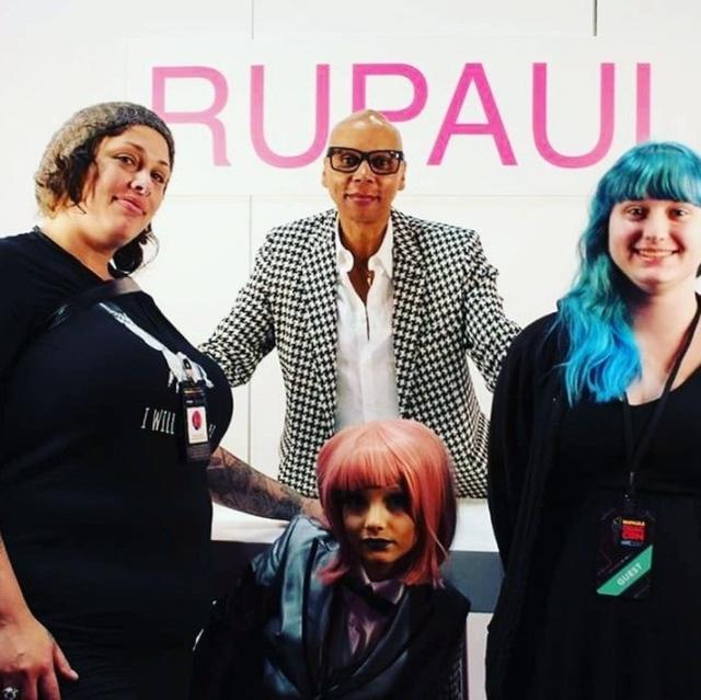画像: 中央がノーメイクのル・ポール。左の黒髪の女性がラクテイシアの母親。©Ru Paul's Drag Con