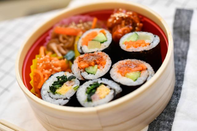 画像: 韓国の屋台で見られる小さいサイズの海苔巻き“チビキンパ”。