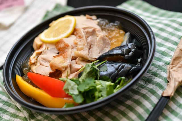 画像: 牛のスープとゴボウ茶をブレンドした特製ジュレで食べる、さっぱりとした味わいの新しい茶漬け。