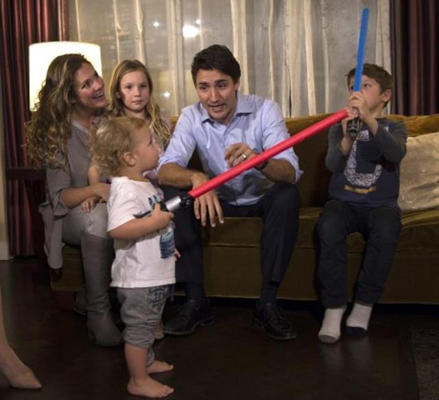 画像: 子どもたちにライトセイバーのの使い方を教える首相。©Justin Trudeau/CP
