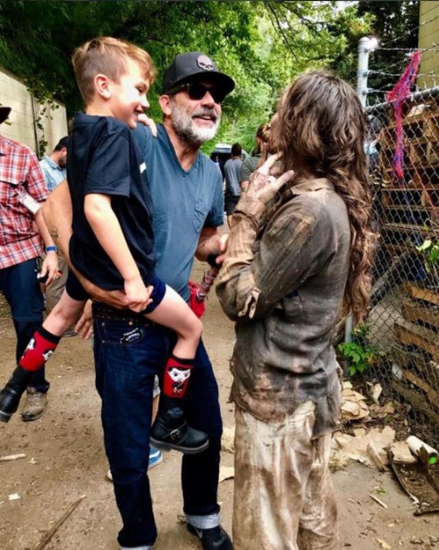 画像1: 『ウォーキング・デッド』ニーガン役俳優、息子とゾンビの初対面に興奮