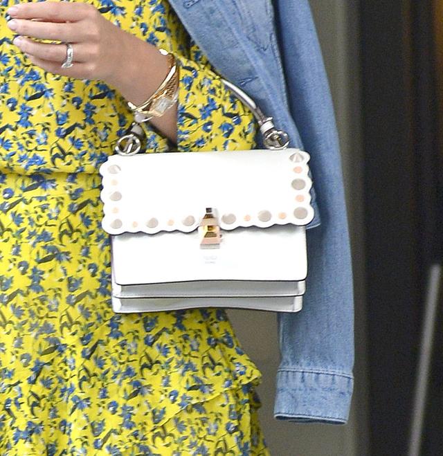 画像3: 定番愛されコーデ!ミランダ・カーが着こなす、ワンピース×デニムジャケット