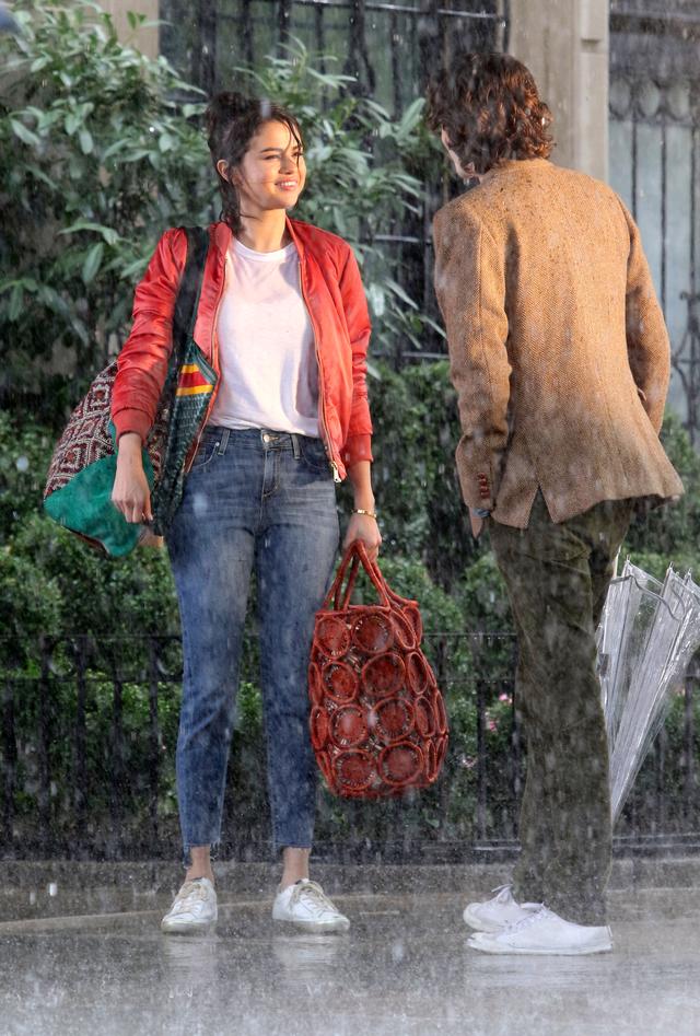 画像3: セレーナ・ゴメス、ワークスタイルでの必需品は「ストライプジャケット」!