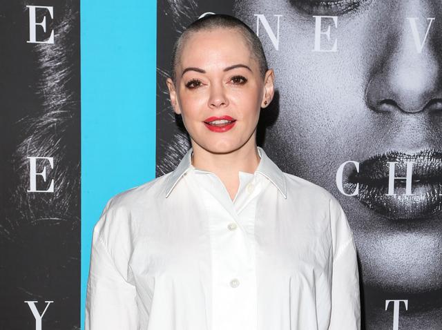 画像4: 女優ローズ・マッゴーワン、2400万円のポルシェで220円の買い出し