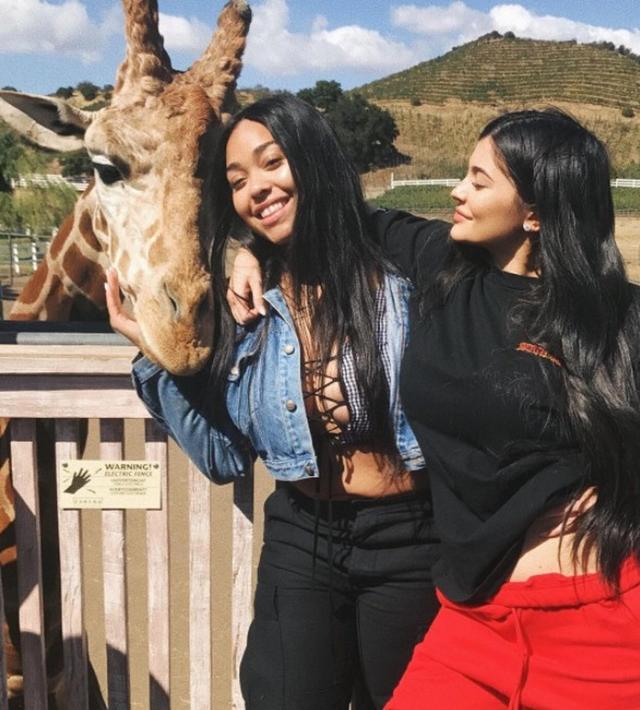 画像: 妊娠報道後にカイリーがインスタグラムに投稿した写真。めくれたシャツから見えるお腹に世間の視線は集中。©Kylie Jenner