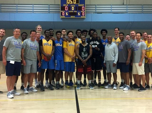 画像: 今年7月に大学の体育館で生徒たちと。©UCLA Man’s Basketball Club/Twitter