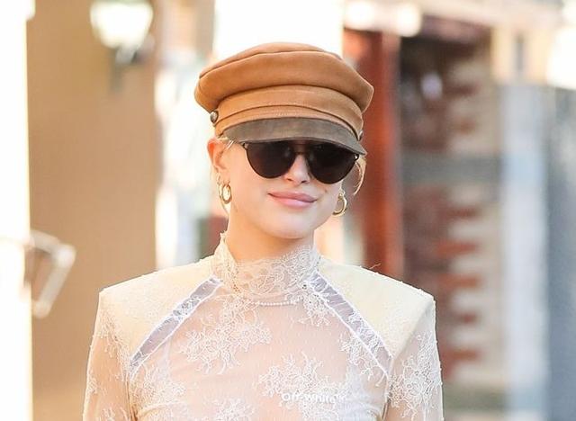 画像2: モデルのヘイリー、別日にはライトカラーでスタイリングして