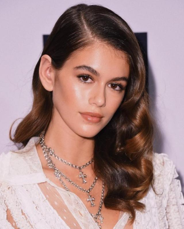 画像1: 大注目16歳カイア・ガーバー、ミニワンピース姿で抜群のスタイルをアピール