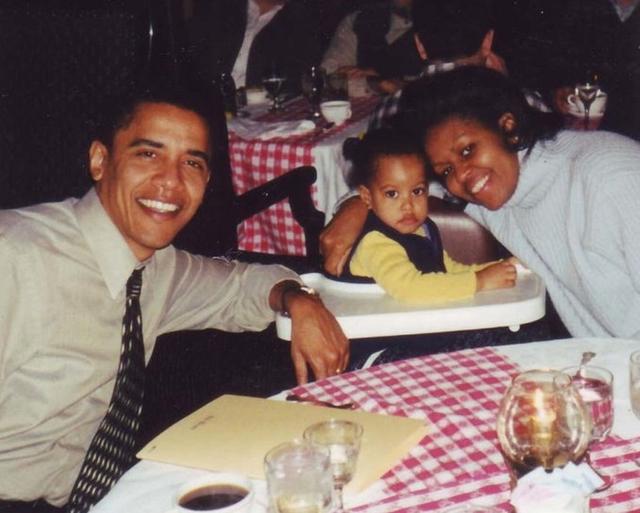 画像: 2000年に撮影された当時2歳のマリアとオバマ夫妻。©Obama For America
