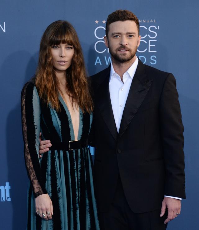画像: 隣は妻で女優のジェシカ・ビール。