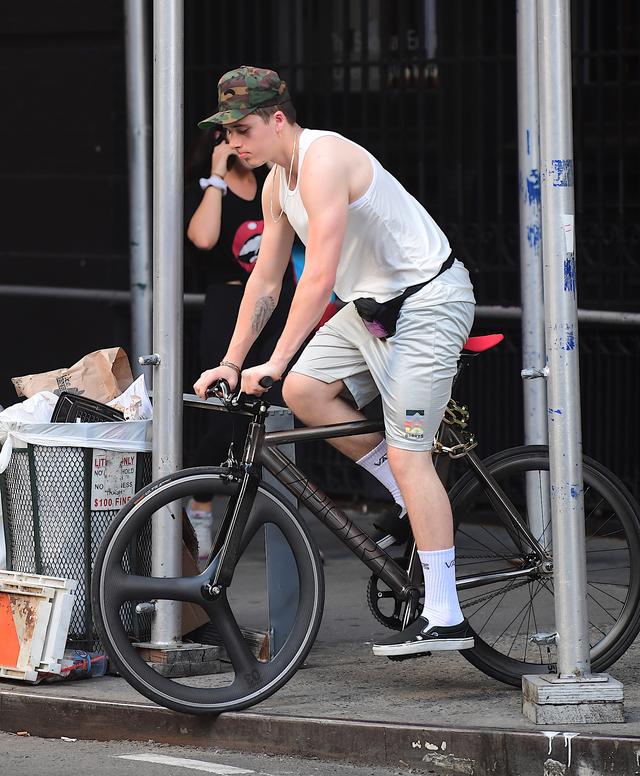画像2: ベッカム家長男ブルックリン、自転車が故障して近所の住民に助け求める