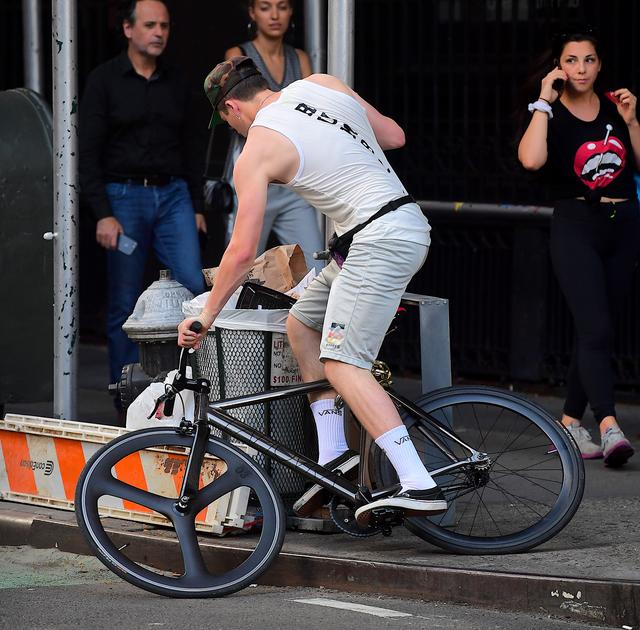 画像3: ベッカム家長男ブルックリン、自転車が故障して近所の住民に助け求める