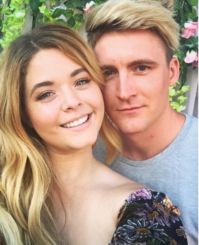 画像: 長年の交際を経て婚約したハドソン・シェーファーと。