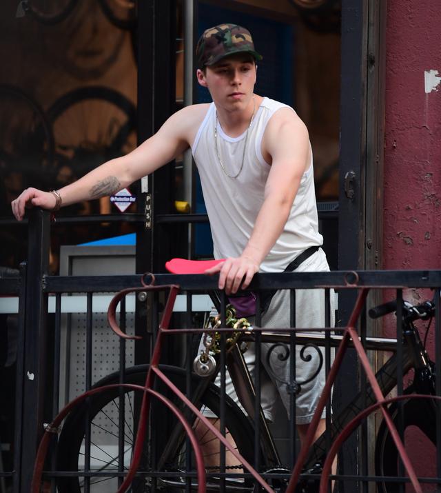 画像5: ベッカム家長男ブルックリン、自転車が故障して近所の住民に助け求める