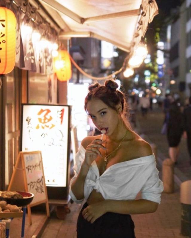 画像: 居酒屋らしきお店の前で。