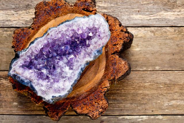 画像: 食べられる宝石をトッピング!「ジオード・ケーキ」って?