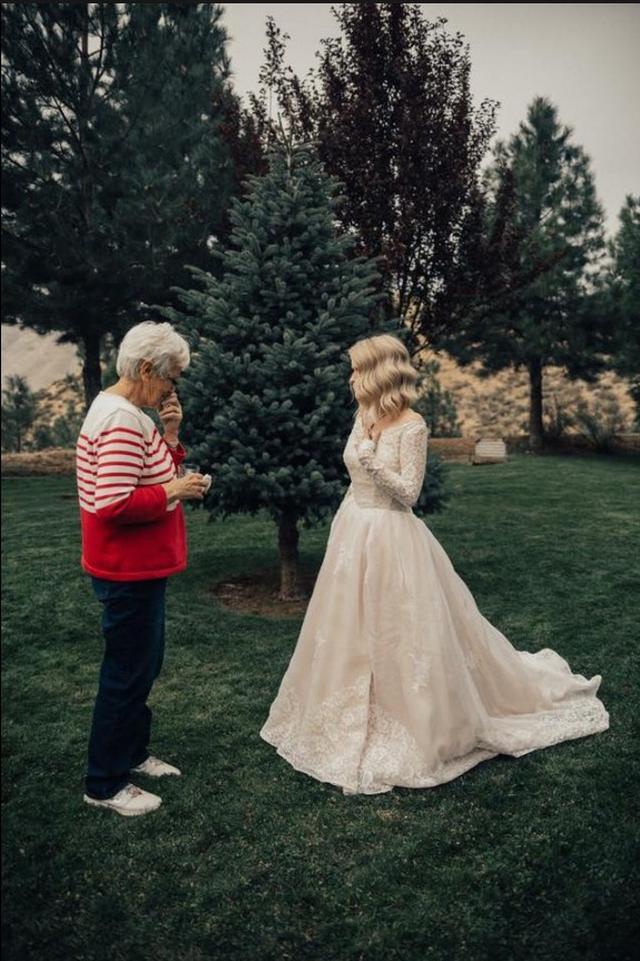 画像2: 1枚のドレスは、世代を超えて幸せを運んだ