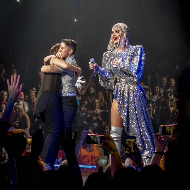 画像4: ケイティ・ペリー、ライブ中に同性カップルのプロポーズを手助け