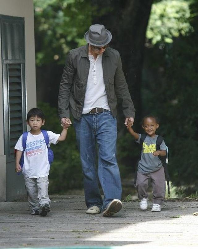 画像: パックス君(左)とザハラちゃん(右)を学校まで送るブラッド。