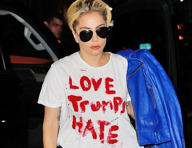 画像: 「Love Trumps Hate(愛が憎しみに勝つ)」という、ドナルド・トランプ氏の名前と、打ち勝つという意味の「Trump」をかけた言葉が書かれたTシャツを着るガガ。