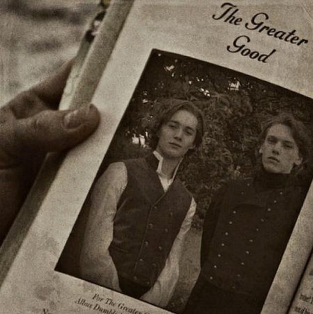 画像: 映画『ハリー・ポッターと死の秘宝』のワンシーンに登場した若き日のダンブルドアとグリンデルバルドの2ショット。