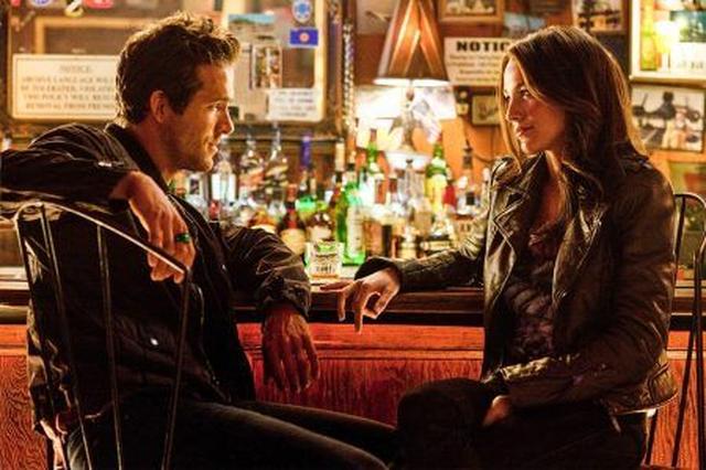 画像: ライアンとブレイクは2010年に映画『グリーン・ランタン』での共演がキッカケで出会い、友人としての期間を経て2011年に交際に発展。その後、2012年9月に結婚した。写真は『グリーンランタン』のワンシーンより。