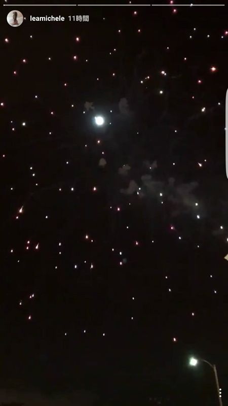 画像: ドラマ『グリー』の女優リア・ミシェルは、夜空に向かって打ち上げ花火を放つ動画をアップ。煌びやかな花火とスーパームーンのコラボレーションが美しかった。