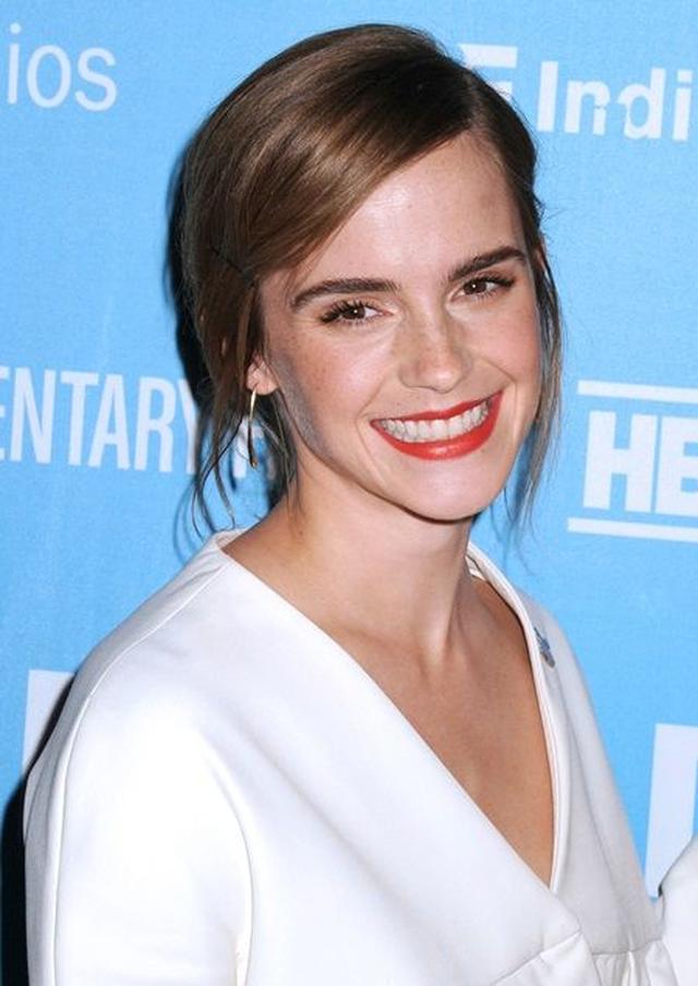 画像1: エマ・ワトソンが女性の支援団体「シティ・オブ・ジョイ」の映画プレミアに登場