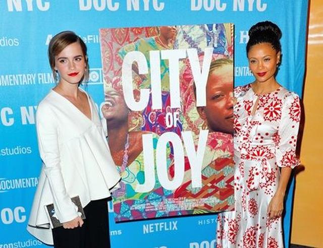画像2: エマ・ワトソンが女性の支援団体「シティ・オブ・ジョイ」の映画プレミアに登場