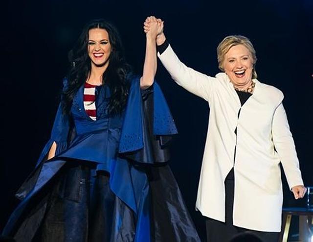画像: ケイティは、トランプ氏とペンス氏の中絶に対する考え方を批判していたヒラリー氏を支援していた。