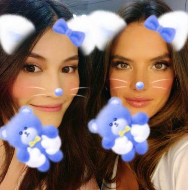 画像: スイとアレッサンドラはスマホのフィルターアプリでお遊び。