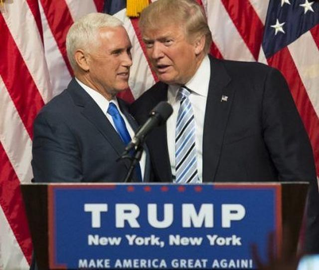 画像: トランプ氏(右)のもと次期副大統領を務める予定のペンス氏(左)。同性愛者に対して差別的な政策でも物議をかもしている。