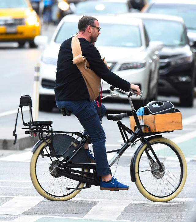 画像1: 愛犬とサイクリング中のリーヴ