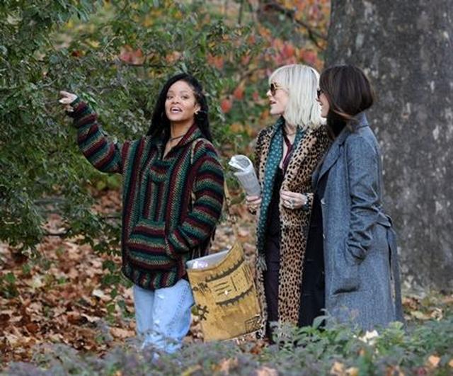 画像: オスカー女優2人に「見て見て~!」と、言わんばかりのリアーナの表情。