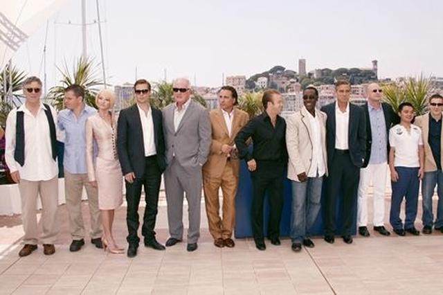 画像: 映画『オーシャンズ13』のキャストとスタッフたち。