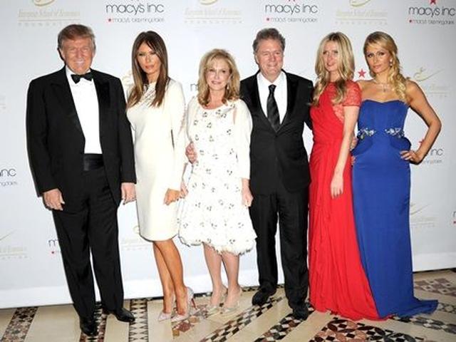 画像: トランプ家とヒルトン家は家族ぐるみの仲。左からトランプ氏、妻のメラニア、パリスの母親と妹ニッキー、そしてパリス。