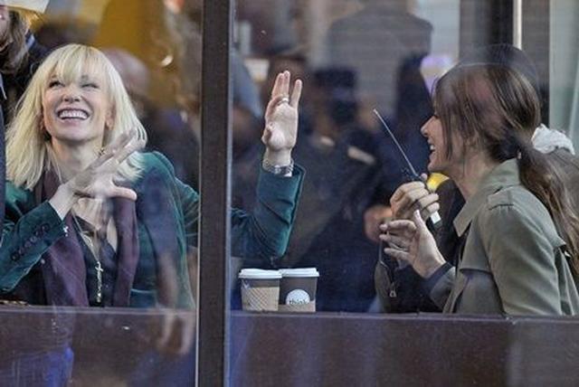 画像: カフェでのシーンの合間に談笑するケイトとサンドラ。