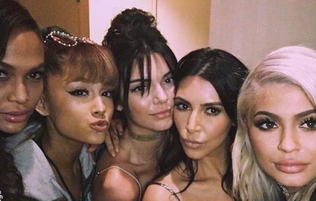 画像: アリアナがインスタグラムに投稿したカニエのライヴのバックステージでの写真。